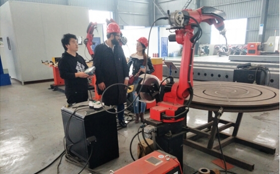 Cliente de Arabia Saudita visita fábrica de Yueda para robot de soldadura